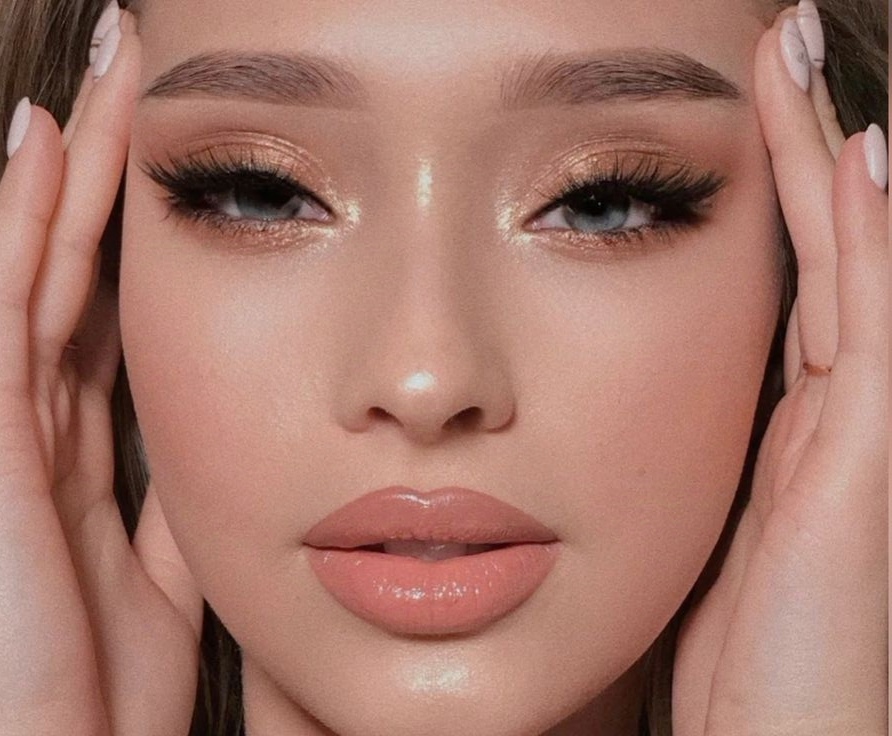ایجاد زمینه ای یکدست برای برجسته‌سازی ویژگی‌های صورت با آرایش