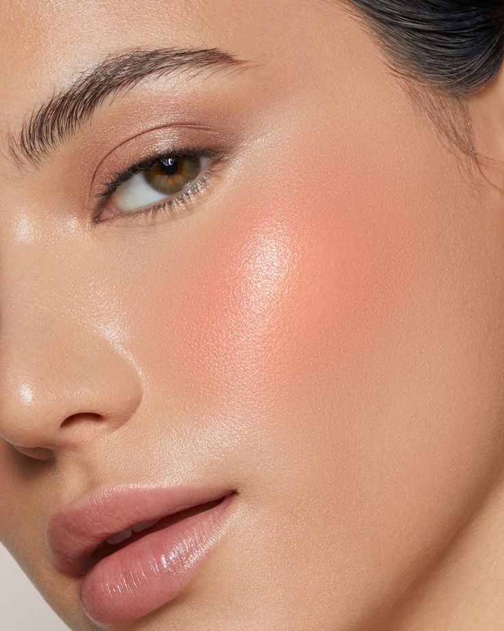 افزایش حجم گونه برای برجسته‌سازی ویژگی‌های صورت با آرایش