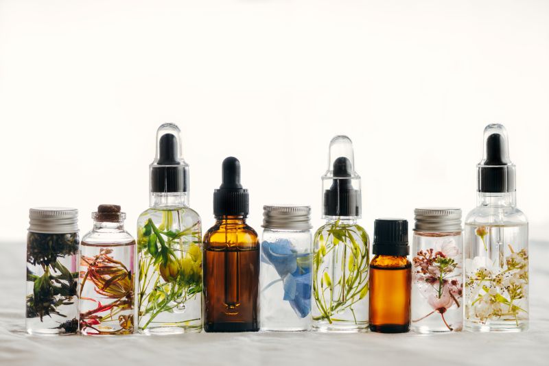 بررسی مواد اولیه هنگام خرید عطر شرکتی آنلاین